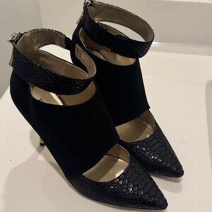 Dellaa Black Pointed-Toe Ankle Strap Heels - Women